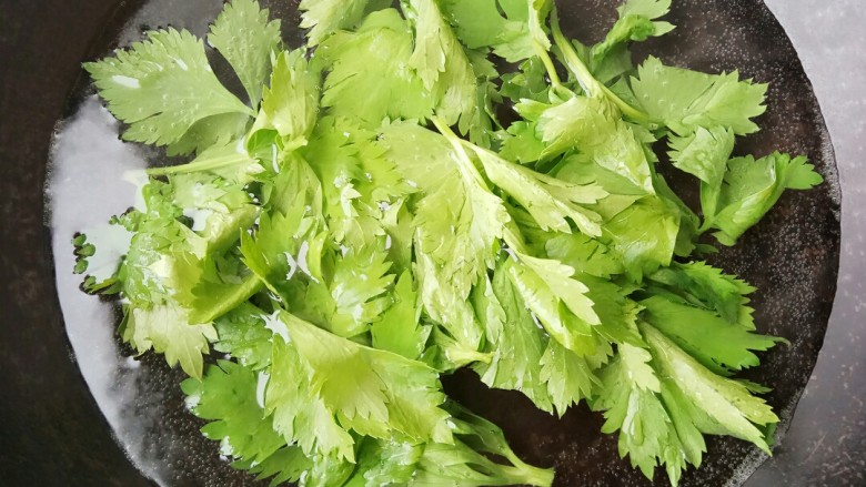 #咸味#芹菜鸡蛋火腿肉松饼,芹菜叶洗干净,开水入锅焯一下