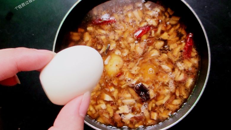 香菇卤肉饭,放入鸡蛋,将炖锅放火上大火烧开,小火慢炖2小时,炖的时间够才好吃,没时间也要炖1小时