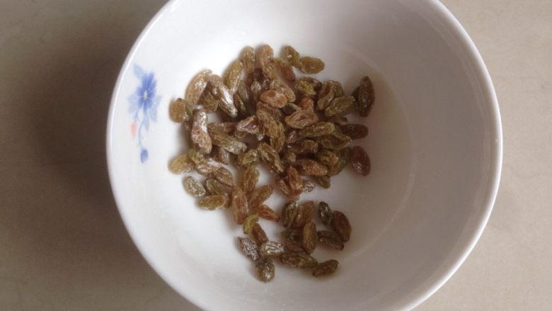 葡萄干蒸蛋糕,<a style='color:red;display:inline-block;' href='/shicai/ 603'>葡萄干</a>用水泡过之后,沥干水分