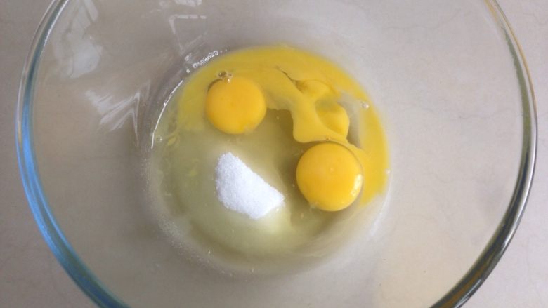 葡萄干蒸蛋糕,隔水加热到有37度左右的时候,加入细砂糖。(这是海绵蛋糕的做法,不同于戚风蛋糕的蛋液要冷藏,如果使用冷藏的蛋液打发,是很难打发起来的)