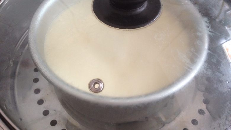 葡萄干蒸蛋糕,水烧开后,将模具放入,大火蒸20分钟左右
