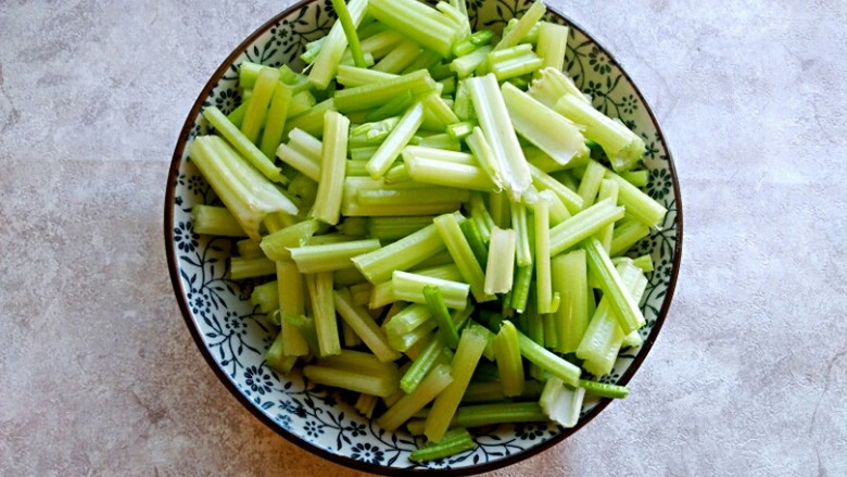 芹菜炒干豆腐,芹菜切段