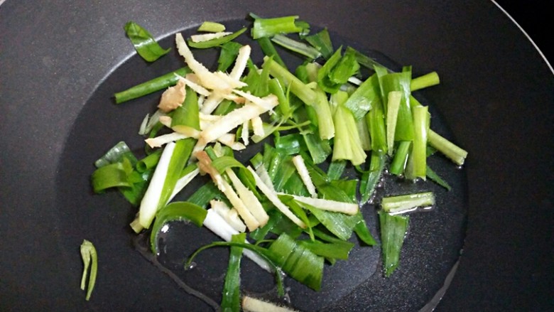 芹菜炒干豆腐,锅中油热,下葱姜爆香