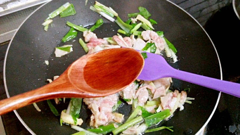 芹菜炒干豆腐,加料酒,炒匀