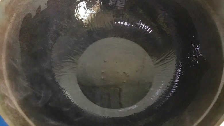 浓汤鲫鱼炖豆腐,倒入适量油,用铲子把油淋到锅子上