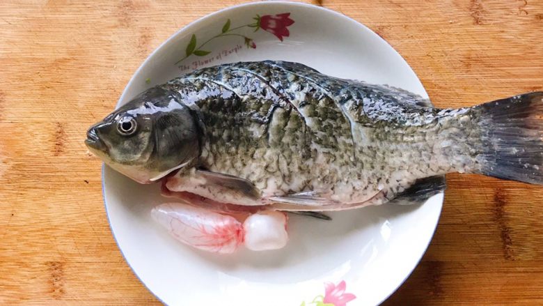 浓汤鲫鱼炖豆腐,装盘备用