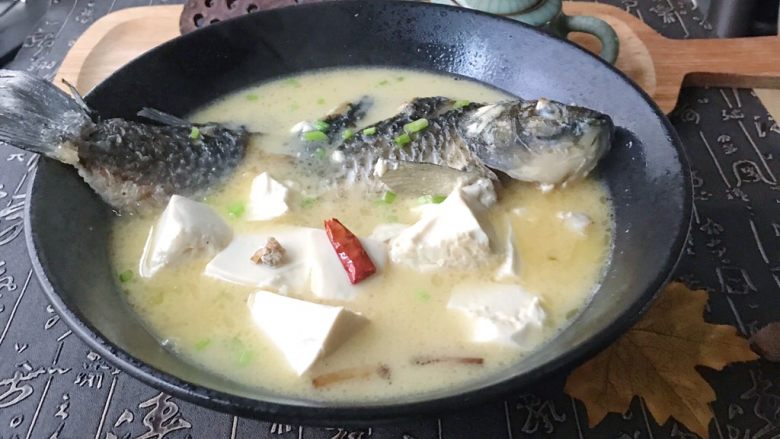 浓汤鲫鱼炖豆腐,鱼肉肉质细嫩,鱼汤鲜美
