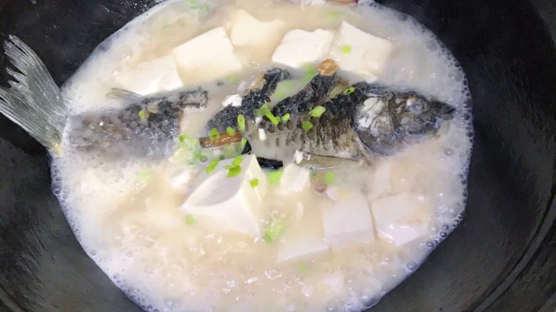浓汤鲫鱼炖豆腐,撒一点点葱花,关火,浓汤鲫鱼炖豆腐就完成了