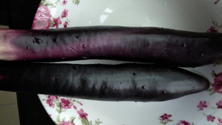 煎土豆盒,茄子盒,<a style='color:red;display:inline-block;' href='/shicai/ 58'>茄子</a>洗净备用