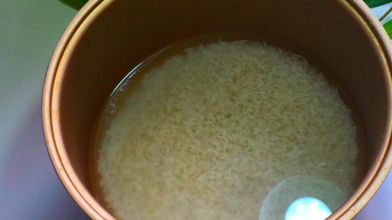 排骨焖饭,<a style='color:red;display:inline-block;' href='/shicai/ 492'>大米</a>洗净,放入煮饭正常水量