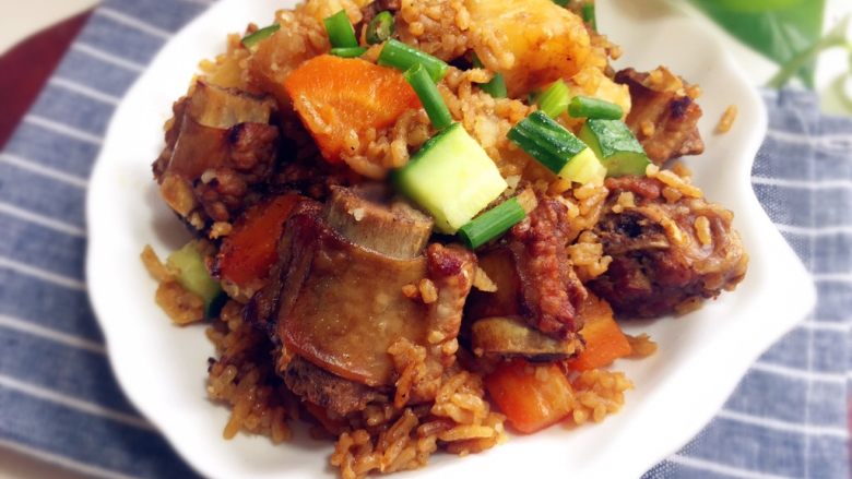 排骨焖饭,乘盘后撒上香葱