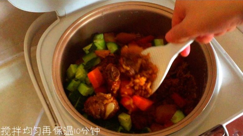 排骨焖饭,搅拌均匀再保温10分钟