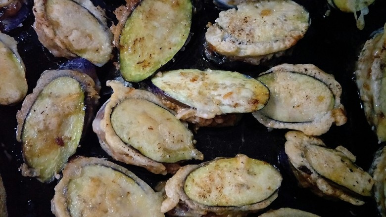 煎土豆盒,茄子盒,茄子盒也和土豆盒一样放到平底锅里煎制两面金黄即可