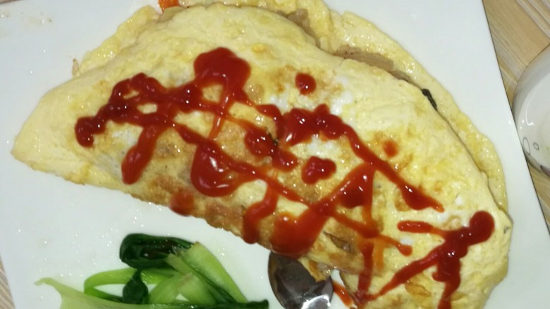 蛋包蔬菜饭,装盘,把鸡蛋饼铺在盘子里,将蔬菜饭盛在鸡蛋饼的一边,将另一边的饼折过来即可,将煮好的青菜放在盘子的一边。