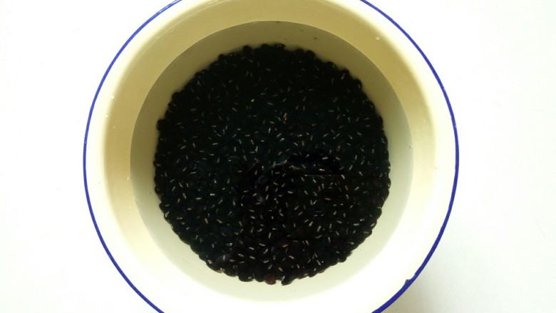 自制豆沙,<a style='color:red;display:inline-block;' href='/shicai/ 452'>黑豆</a>装在大点的容器里,泡一夜