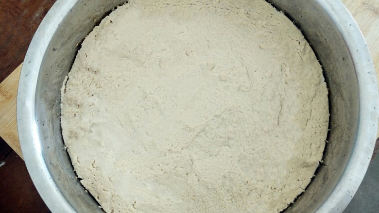 自制豆沙,放入搅拌机里,搅成黑豆泥