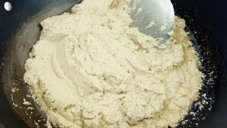 自制豆沙,油温热后,倒入豆沙泥不停的翻炒,大约5分钟,要小火慢炒