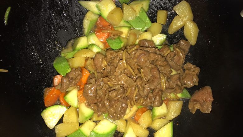 三色鲜炒牛腱,直到西胡芦瓜熟后加入牛腱、酱油翻炒,最后勾点淀粉水翻炒均匀即可