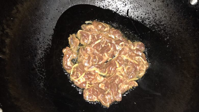 三色鲜炒牛腱,锅里加油,把牛腱子放入摊开