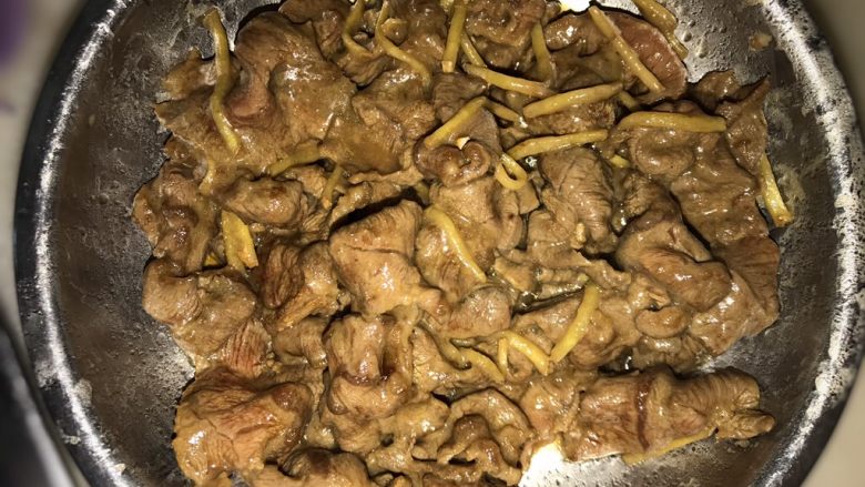 三色鲜炒牛腱,开始转色后翻炒,炒到八成熟后盛起