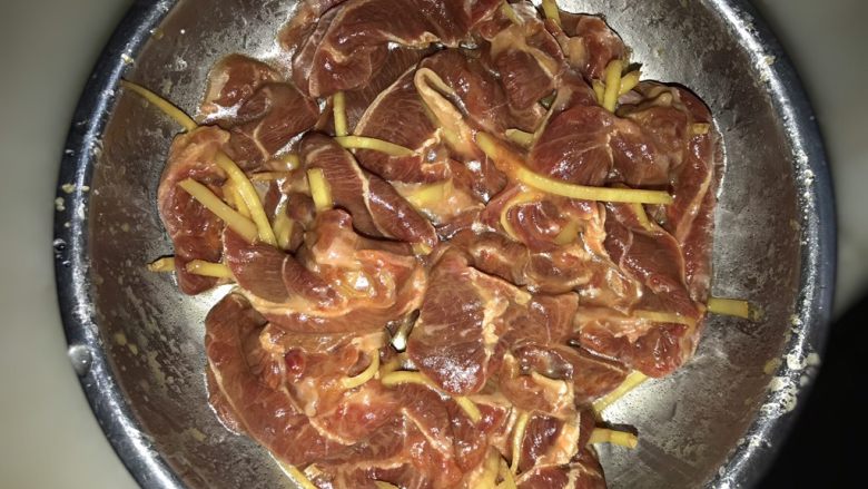 三色鲜炒牛腱,用手抓匀,直到牛腱把水分全吸收完,如图
