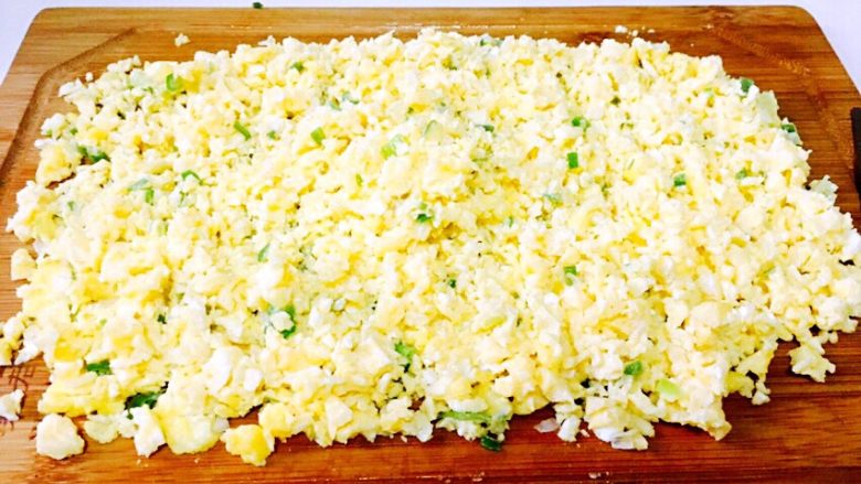 鸡蛋韭菜木耳水饺,鸡蛋如果不够碎,可以切一下