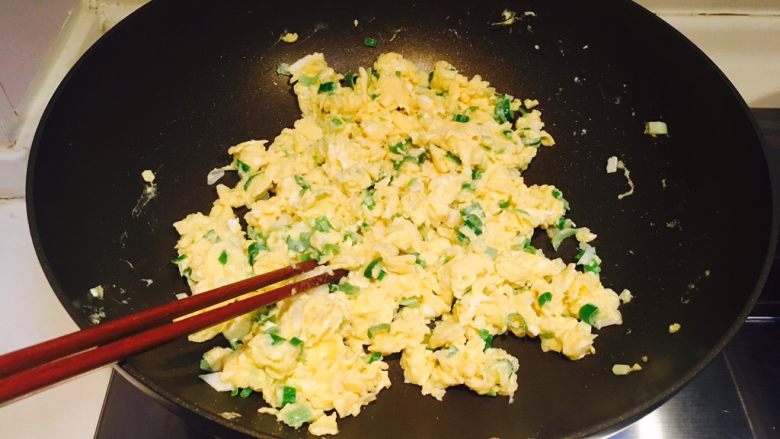 鸡蛋韭菜木耳水饺,锅中热油,下入鸡蛋用筷子翻炒成小块