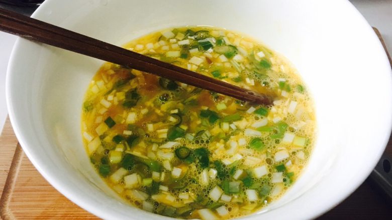 鸡蛋韭菜木耳水饺,葱末放入鸡蛋中,加少许盐,料酒搅拌均匀