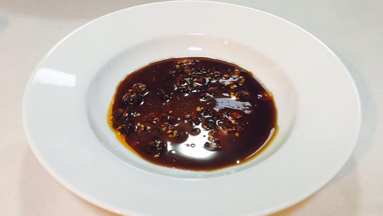 鸡蛋韭菜木耳水饺,煮饺子的时候,可以调一下蘸料
推荐一下,纯个人口味
【生抽1勺,醋1勺,油辣子半勺,盐一点儿,糖半小勺,加少许煮饺子的热汤…】