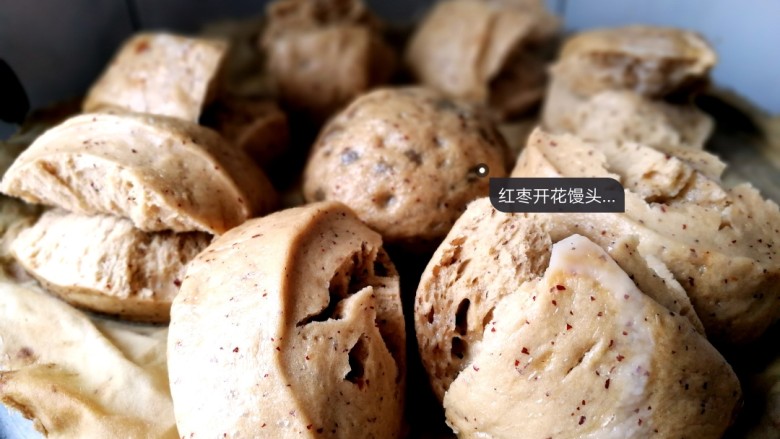 红枣开花馒头,将枣糊加入到面粉中,活成面团。进行发酵。发至面团两倍大。再排气,切成小块。大火蒸十五分钟即可...
(还可以加点蔓越莓干,或者喜欢甜一点的可以加入<a style='color:red;display:inline-block;' href='/shicai/ 882'>红糖</a>和面。口感也不错哦)