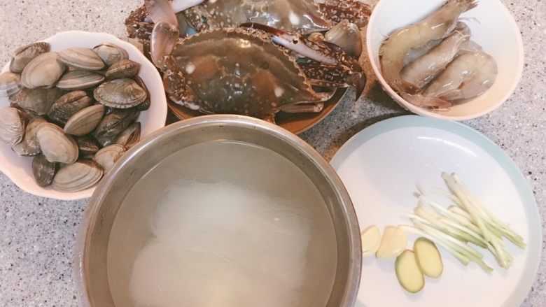 螃蟹粉丝煲,准备好食材,全部洗净