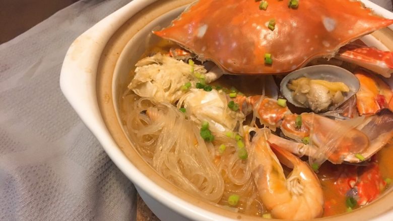 螃蟹粉丝煲,大火煮开,加入盐进行调味,上面撒上葱花,就可以了