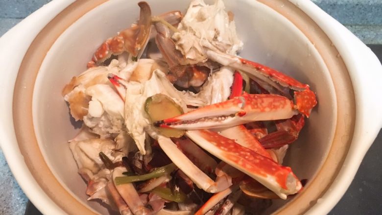 螃蟹粉丝煲,螃蟹捞出,放入砂锅