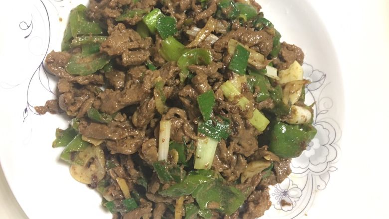 小炒牛肉,油烧热，加入辣椒、蒜炒香，放入腌好的牛肉，炒至九分熟，加入盐、生抽、葱，出锅前加入鸡精便可！