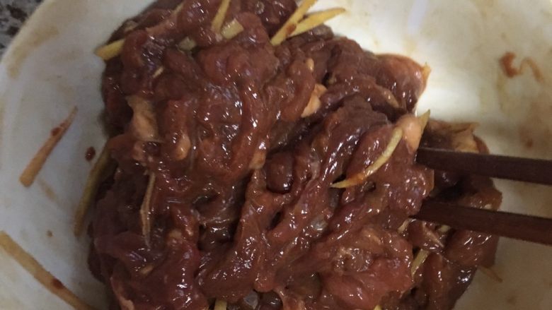 小炒牛肉,加入姜丝、淀粉腌制十分钟