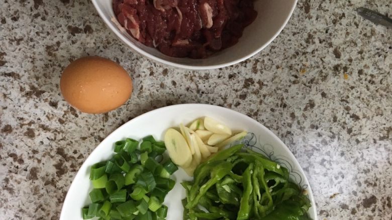 小炒牛肉,<a style='color:red;display:inline-block;' href='/shicai/ 216'>牛肉</a>切片，葱<a style='color:red;display:inline-block;' href='/shicai/ 37'>姜</a>蒜<a style='color:red;display:inline-block;' href='/shicai/ 62'>辣椒</a>切好备用