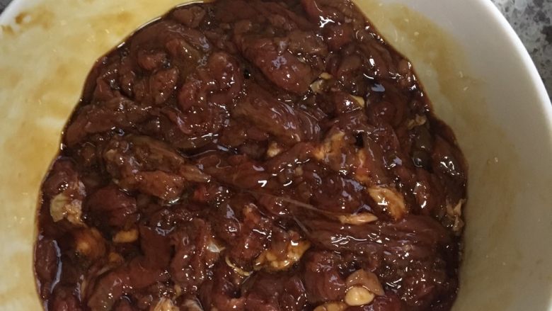 小炒牛肉,牛肉放入料酒、<a style='color:red;display:inline-block;' href='/shicai/ 17'>蛋清</a>、食用油、老抽拌匀