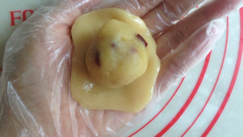 小鱼儿蔓越莓绿豆月饼,冰皮压扁放上馅料,将饼皮慢慢向上推收口