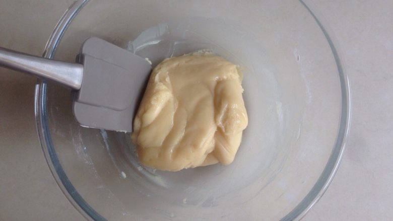 小鱼儿蔓越莓绿豆月饼,拌成柔软的面团,在碗上面盖保鲜膜,静置1个半小时
