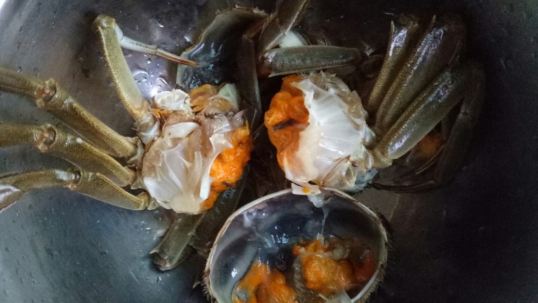 香辣蟹,对半切开,背壳掰断,鳃毛剪掉不要。料酒腌制十分钟,锅内热油稍微油煎一下螃蟹至金黄色起锅