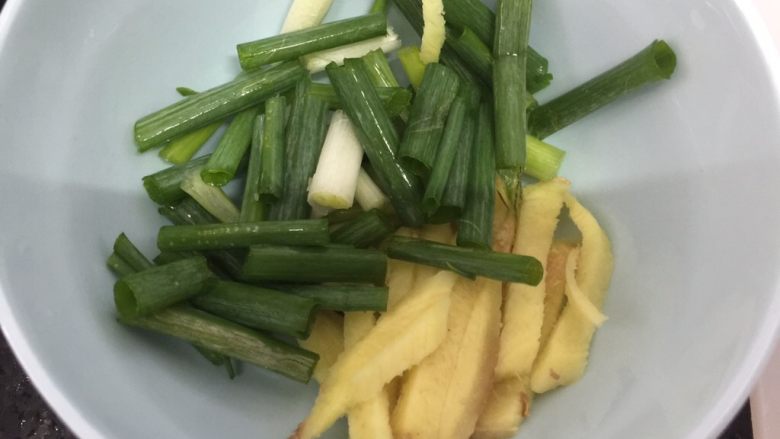 香煎藕饼,用一小碗,把葱和姜放进去,平铺好