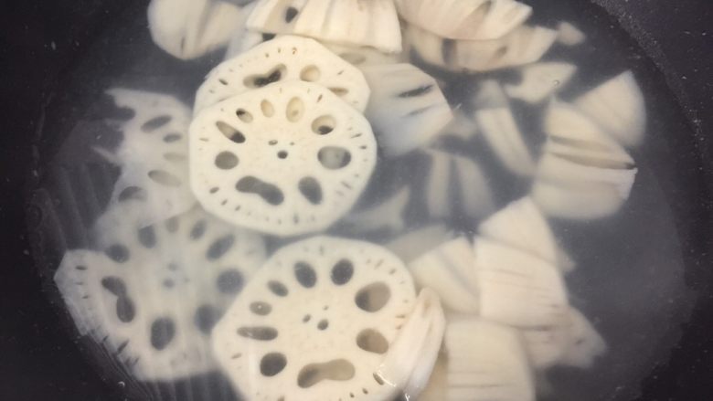 香煎藕饼,锅里烧开水,把莲藕放进去煮2分钟,捞起沥干水