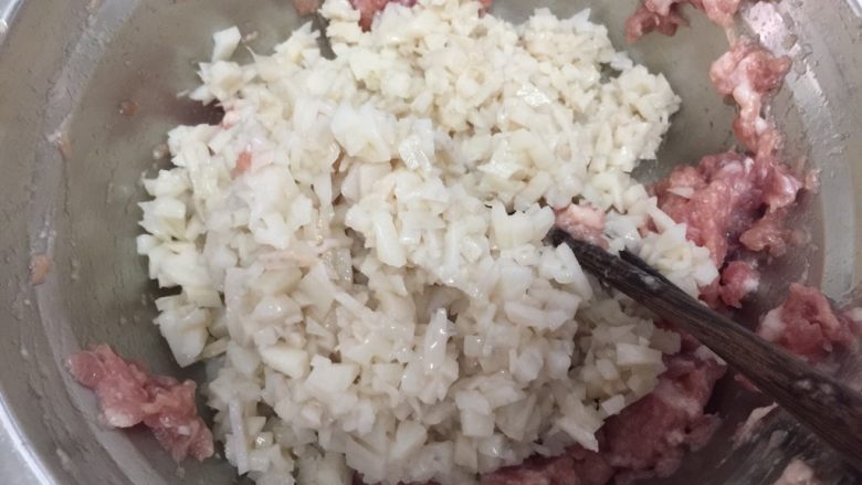 香煎藕饼,放入莲藕粒,顺时针搅拌