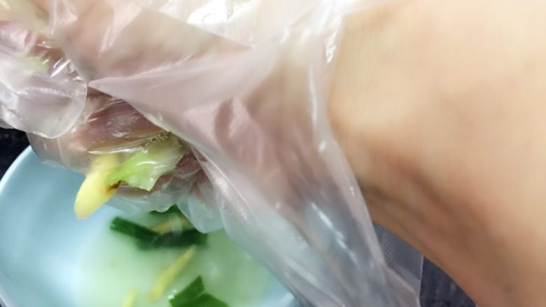 香煎藕饼,戴上一次性手套挤干葱和姜上的汁液,弃葱和姜,留姜葱汁