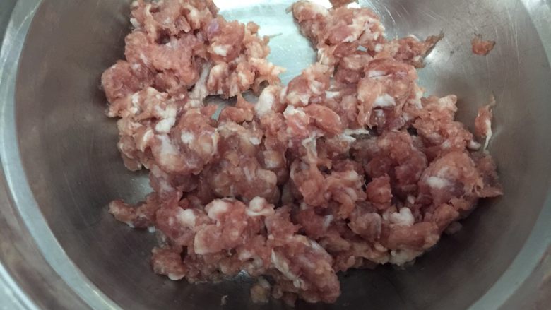 香煎藕饼,肉剁成<a style='color:red;display:inline-block;' href='/shicai/ 442'>肉末</a>,最好用刀剁,用绞肉机的肉肉感不好。