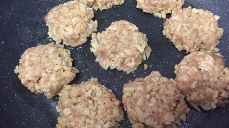 香煎藕饼,全部压好,煎至晃动锅时藕饼能随着晃动就可以翻面了