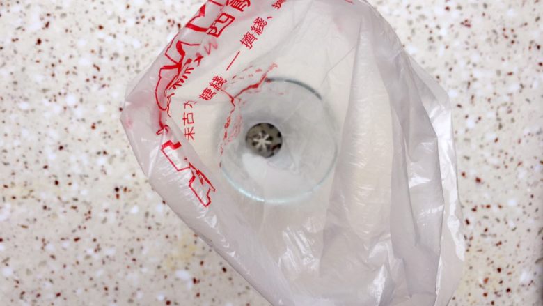 胡萝卜溶豆,提前准备好裱花袋,裱花嘴放入高杯里;
