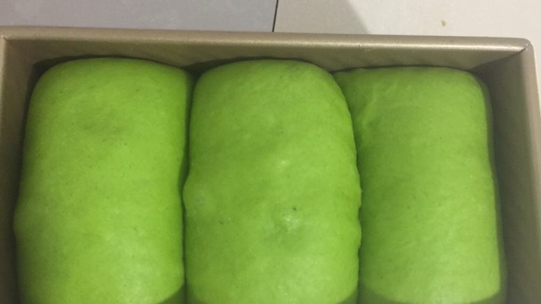 菠菜肉松吐司
,放进吐司盒开始二发,可以烤箱提前放入热水提高温度,烤山型发9分满,方形8分满