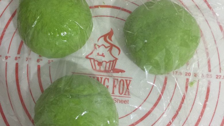 菠菜肉松吐司
,排气分割松弛15-20分钟,开始擀成牛舌状,中间洒肉松自上而下卷起来