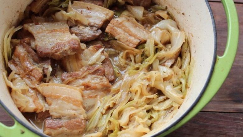 葡萄酒醋炖猪肉高丽菜